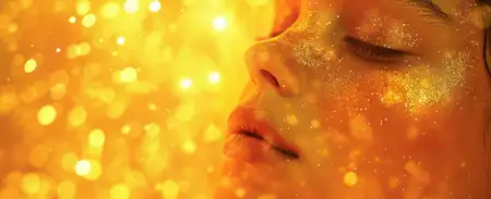Золотой гламур: мерцающий портрет молодой женщины с безупречным макияжем на черном фоне, излучающий элегантность и великолепие