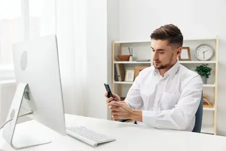 Менеджер в белой рубашке в офисе, работа в интернете, руководитель
