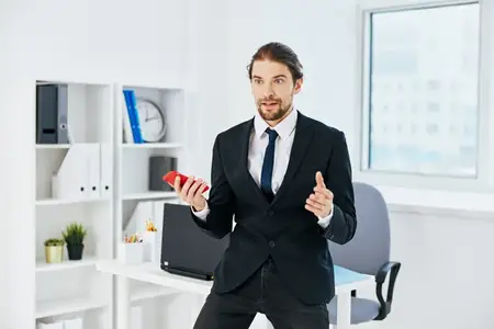 Мужчина в костюме с официальными документами, работа в офисе, руководитель