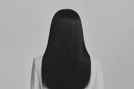 Крупный план красивых длинных черных волос прямой текстуры, подчеркивающий их блеск и здоровье