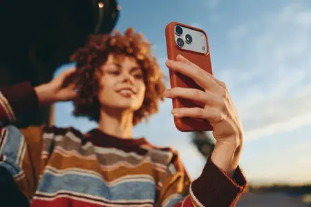 Момент из жизни женщины на открытом воздухе: селфи со смартфоном, когда человек запечатлевает сцену
