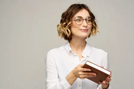 Женщина с блокнотом в руках занимается бизнесом на бежевом фоне