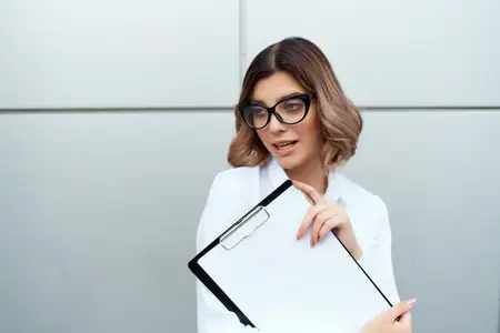 Деловая женщина, профессиональная работа с документами, образ жизни