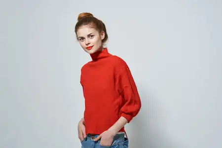 Модная женщина с красными губами позирует на изолированном фоне