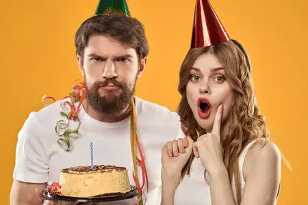 Весёлое время праздника, торт, разные дни рождения на жёлтом фоне