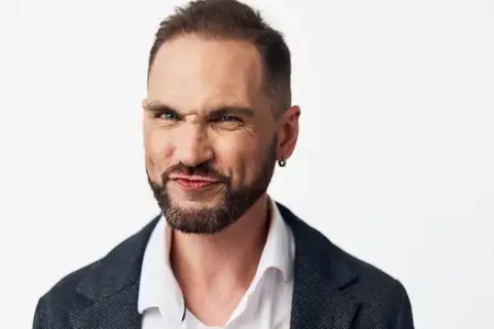 Этот изолированный цветной фон подчеркивает устойчивое, выразительное настроение, в то время как мужчина в элегантном костюме передает лидерство, доверие и готовность к новым рабочим вызовам