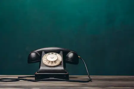 Черный ретро-телефон, офис, связь, технологии, ностальгия