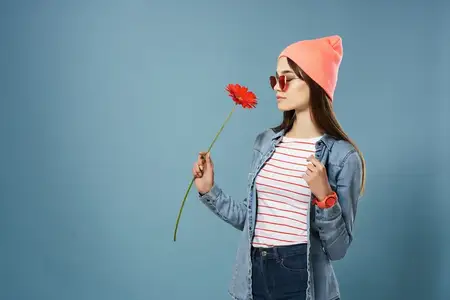 Женщина с красным цветком в руках, в розовой шляпе, модная одежда, гламур