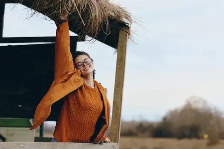 Женщина на открытом воздухе в стиле лайфстайл, свитер, очки, оранжевый цвет, расслабление, весенний портрет, досуг