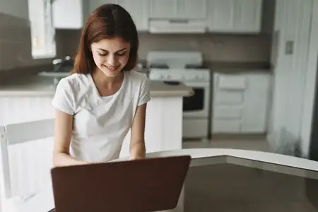 Женщина работает фрилансером дома за ноутбуком