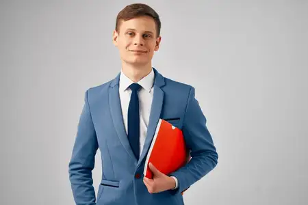 Мужчина в костюме с красной папкой, документами, работой, менеджером, официальным лицом