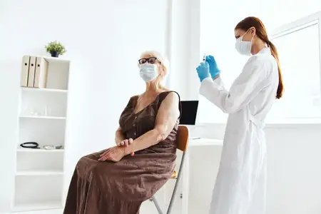 Пациент и врач с вакцинным паспортом и шприцем для инъекции лекарства