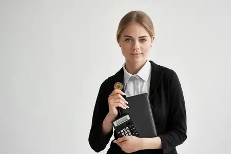 Деловая женщина на фоне криптовалюты биткоин, финансовых интернет-технологий и электронных денег