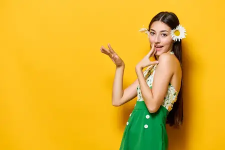 Стильная женщина, счастливая, с длинными волосами