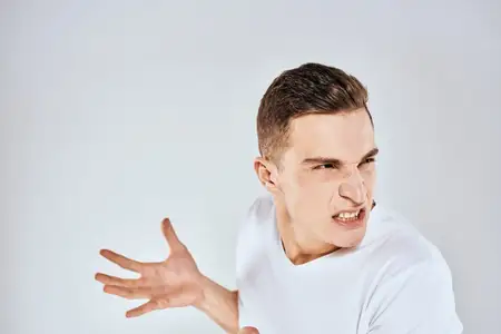 Эмоциональный мужчина жестикулирует руками, выражая недовольство