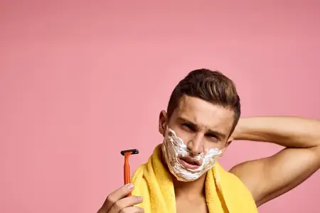 Национальность, лезвие, улица, белая пена, чистая кожа, розовый фон, место для копирования