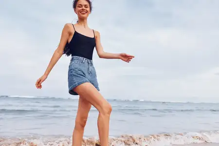 Пространство, молодая женщина, активная, сексуальная, в бикини на пляже