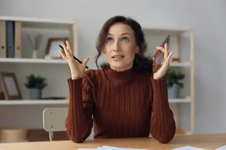 Раздраженная, злая, несчастная кудрявая красивая женщина поднимает руки вверх в ярости после ссоры с мужем или парнем, или скандала с коллекторами, у нее большие психические проблемы, ей нужна…
