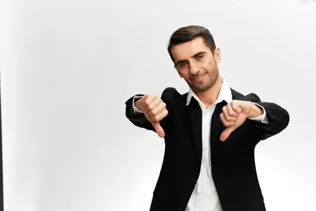 Успешный мужчина в черном костюме, жесты рук, эмоции