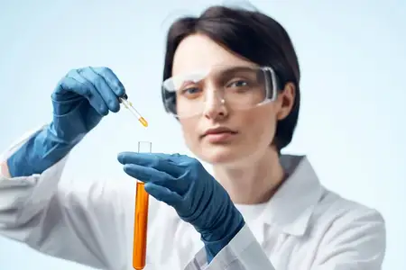 Женщина-лаборант проводит научное исследование и анализ в области биологии