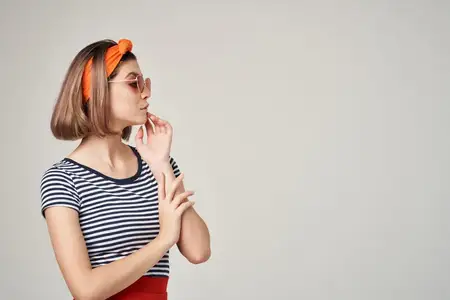 Симпатичная женщина в солнцезащитных очках позирует в роскошном декорированном образе