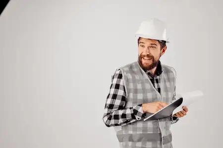 Инженер в белой каске с чертежами, профессиональный изолированный фон