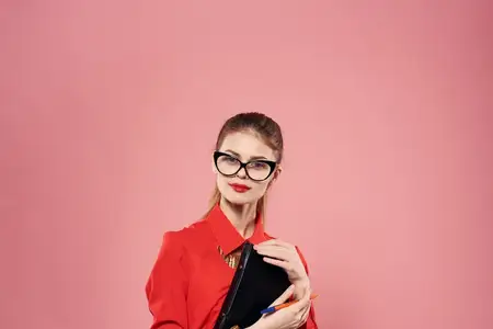 Деловая женщина в красной рубашке, руководитель, секретарь, офис