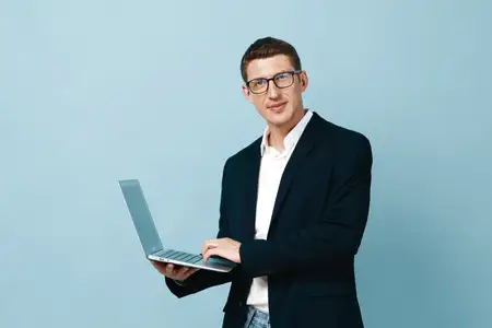 Профессиональный менеджер, мужчина-бизнесмен, работает за ноутбуком в офисе