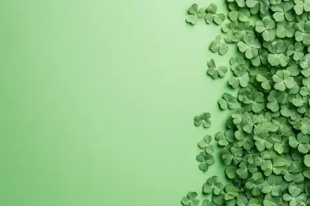 Сочные зеленые листья клевера на мягком зеленом фоне, символизирующие удачу и красоту природы