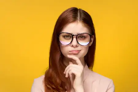 Симпатичная женщина на жёлтом фоне в студии, кадрированный вид, роскошь и эмоции
