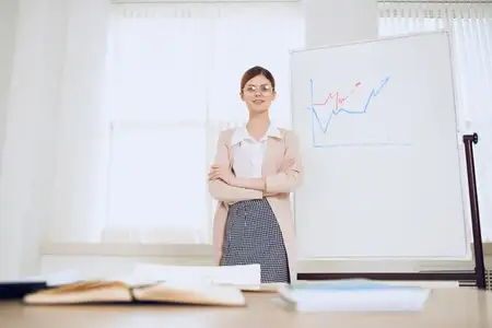 Деловая женщина в офисе представляет график работы