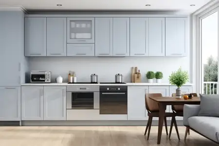 Современная белая кухня с элегантной деревянной мебелью и современным дизайном