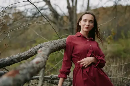 Осенний луг и мягкий естественный свет создают интимную, правдоподобную атмосферу