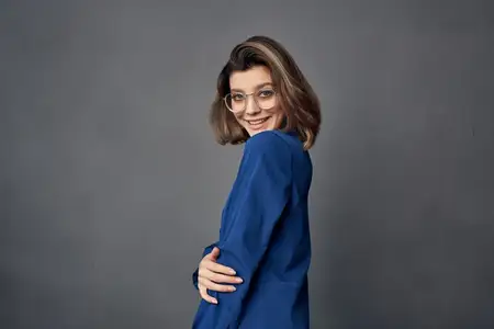 Женщина в голубой рубашке, элегантный стиль, очки, модное позирование
