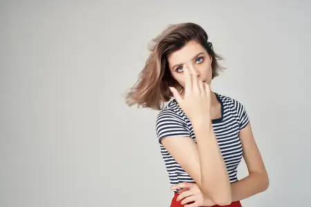 Женщина в полосатой футболке и красной юбке, кадрированный вид, гламур