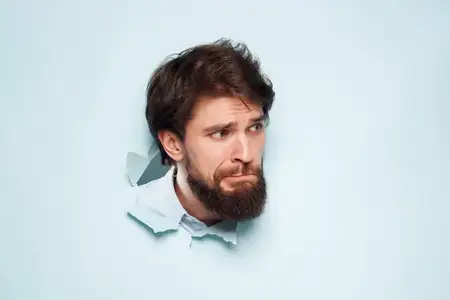 Бородатый мужчина прорывается сквозь фон