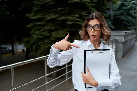 Деловая женщина в белой рубашке на улице с рабочими документами