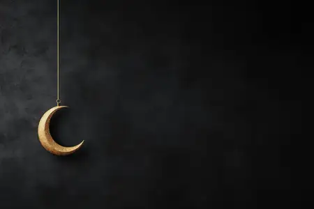 Потрясающая золотая скульптура полумесяца, грациозно парящая на темном фактурном фоне