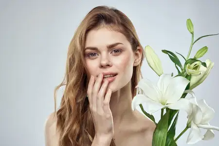 Эмоциональная женщина с цветами, весенняя модель, обнажённые плечи, чистая кожа