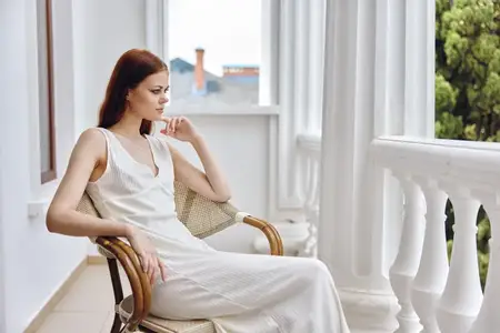 Женщина сидит на балконе, отдых, образ жизни, роскошь