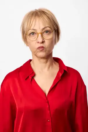 Портрет женщины в очках, на ней красная блуза, съёмка в студии