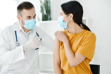 Пациент пришел в больницу для вакцинации от COVID-19 и надел медицинскую маску