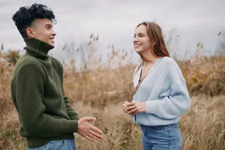 Контекстная и теплая, эта сцена передает доверие и непринужденность через естественную позу, расслабленную осанку, открытый диалог и осенние цвета, намекая на повседневную связь и спокойное…