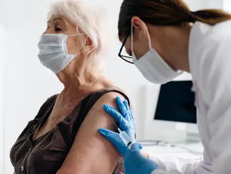Медсестра делает инъекцию пациенту для вакцинного паспорта иммунитета