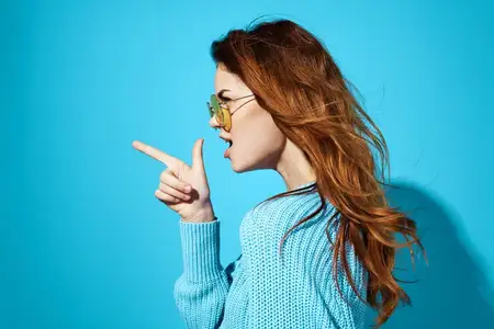 Симпатичная женщина в модных очках на изолированном фоне