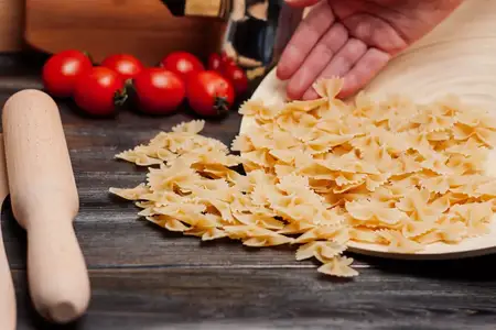 Тарелка с пастой, итальянская кухня, приготовление с помидорами черри, обед