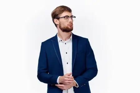 Бизнесмен в синем пиджаке и очках, светлая рубашка, жестикулирует руками