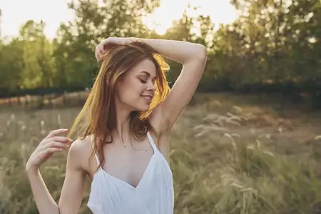 Красивая женщина на открытом воздухе в поле, свобода, отдых, свежий воздух