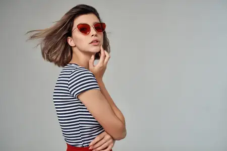 Симпатичная женщина в очках, крупный план, гламурный стиль
