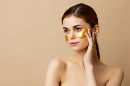 Портрет женщины с патчами для лица на коже